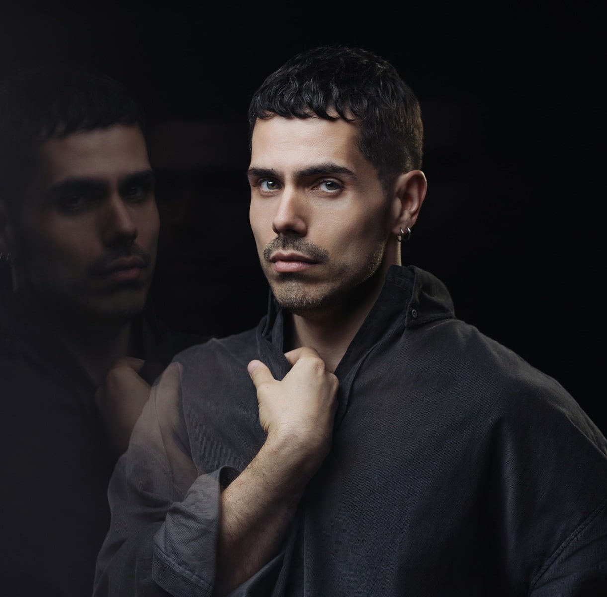 revistaprosaversoearte.com - In&eacute;dito no Brasil, Thriller queer Fuma&ccedil;a, do ingl&ecirc;s Alexis Gregory, estreia no &Aacute;gora Teatro