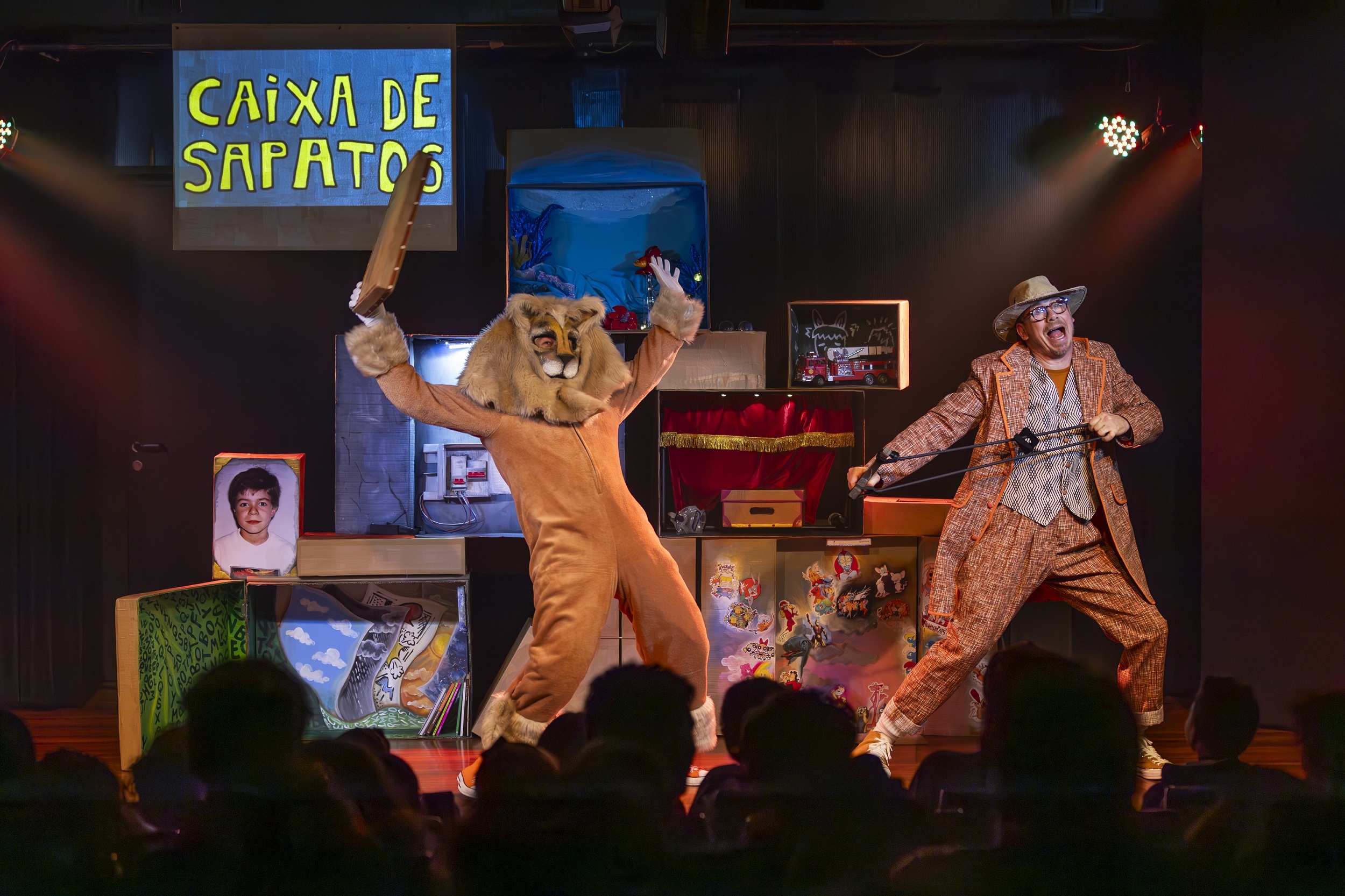 revistaprosaversoearte.com - Espet&aacute;culo 'Um Le&atilde;o na Sala de Aula', com Gustavo Muller e  Evandro Soldatelli faz curta temporada em S&atilde;o Paulo