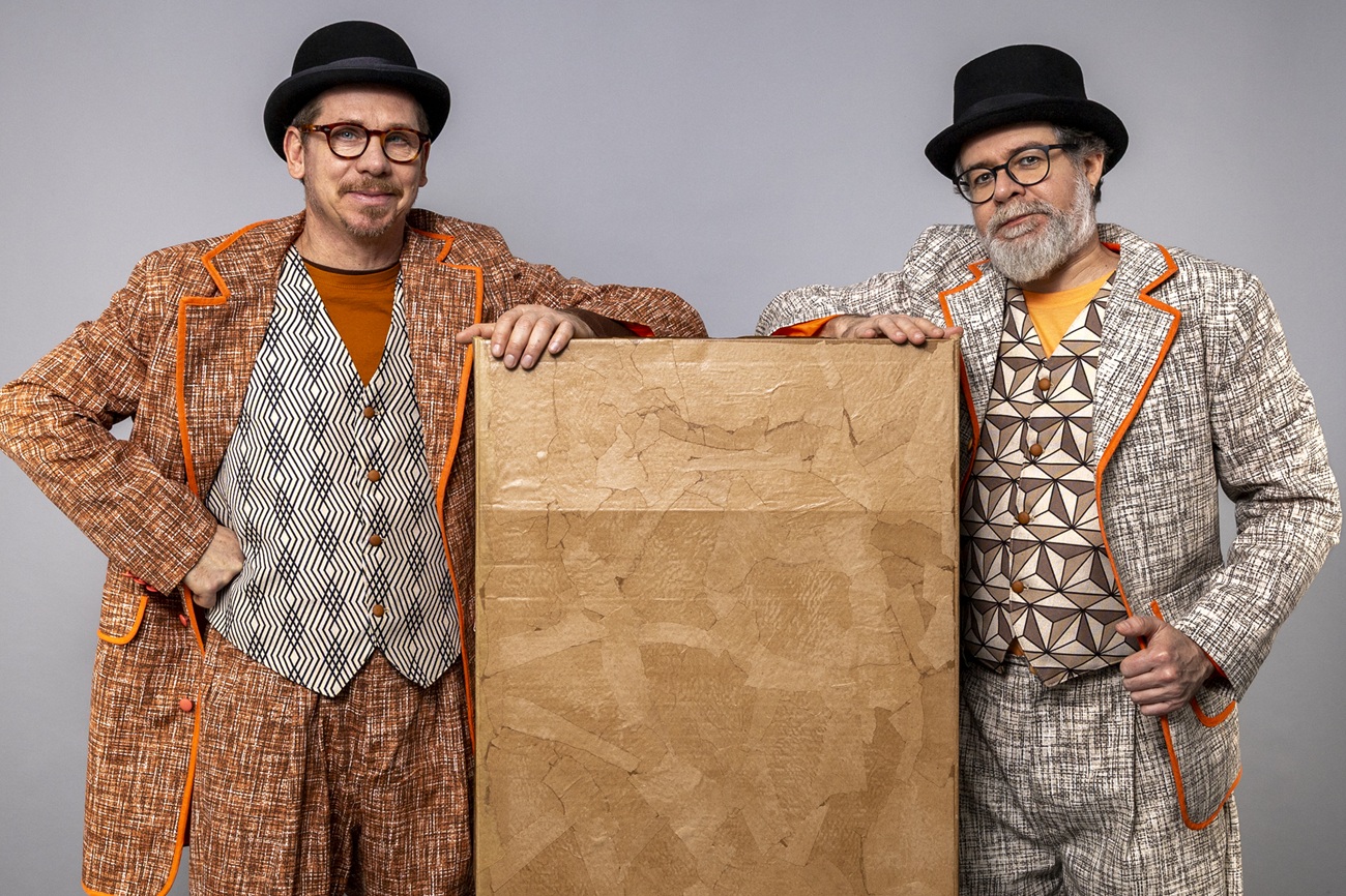 revistaprosaversoearte.com - Espet&aacute;culo 'Um Le&atilde;o na Sala de Aula', com Gustavo Muller e  Evandro Soldatelli faz curta temporada em S&atilde;o Paulo