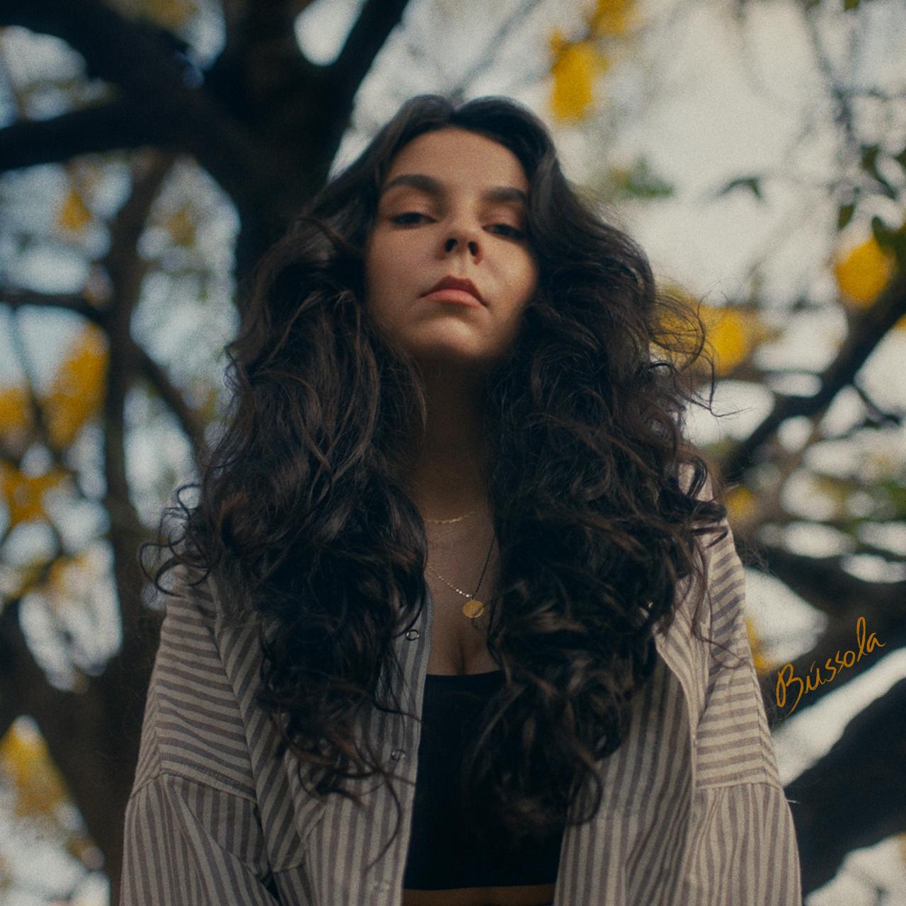 revistaprosaversoearte.com - Y&aacute;s lan&ccedil;a single e clipe 'B&uacute;ssola'