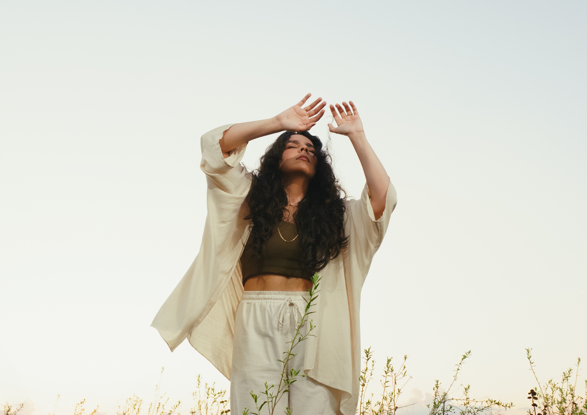 revistaprosaversoearte.com - Y&aacute;s lan&ccedil;a single e clipe 'B&uacute;ssola'