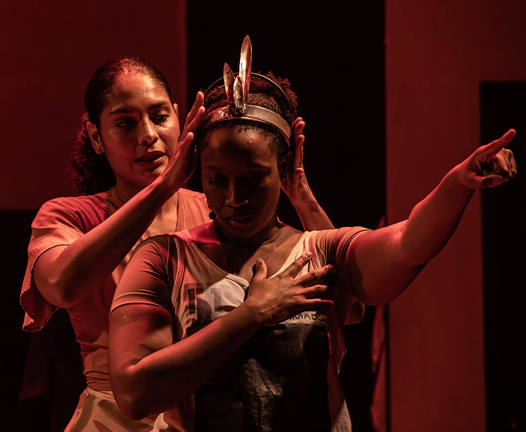 revistaprosaversoearte.com - Bárbara Reis e Ivy Souza estreiam Ruth & Léa no Sesc Pompeia