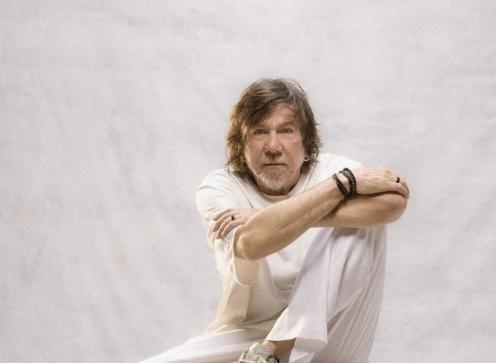 Lenine lança álbum ‘Eita’, um manifesto de liberdade