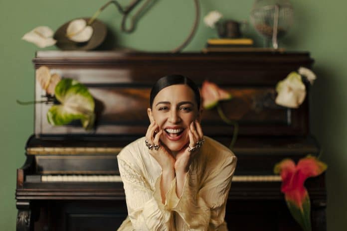 Roberta Sá lança álbum e audiovisual ‘Tudo Que Cantei Sou’