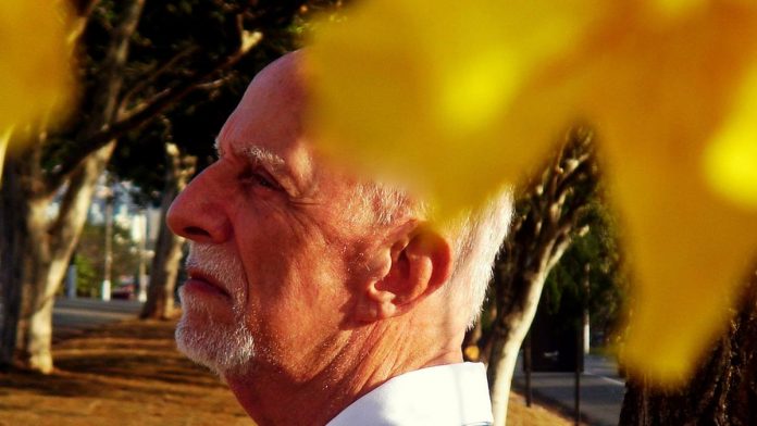 ‘Futebol e política’, uma crônica reflexiva de Rubem Alves