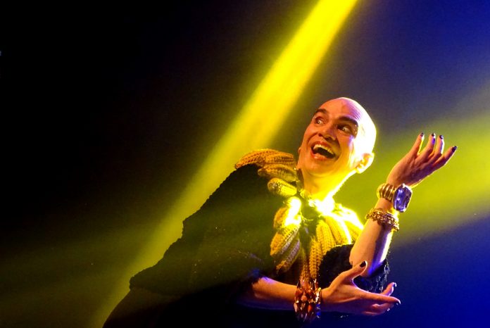 Edson Cordeiro canta Carmen Miranda e outros bambas no Teatro J. Safra