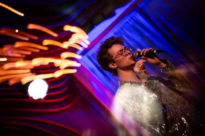 Ayrton Montarroyos apresenta show “Alguém Cantando Caetano” no Teatro J. Safra