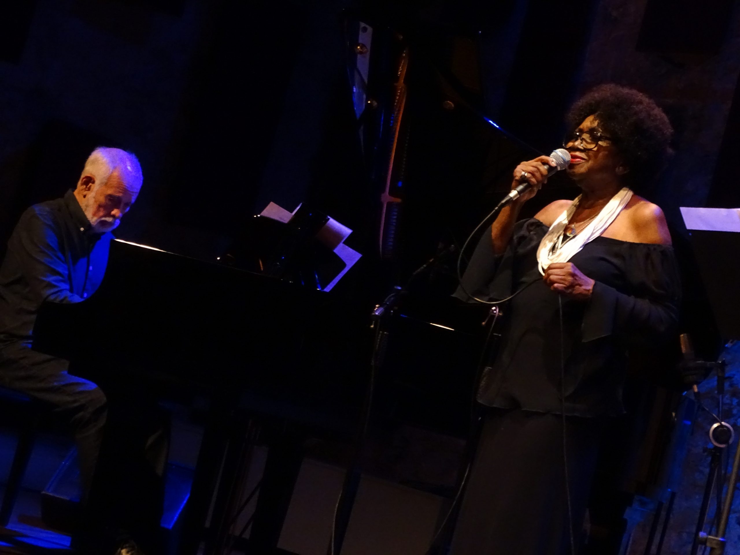 revistaprosaversoearte.com - &Aacute;urea Martins e Cristov&atilde;o Bastos apresentam show 'Amizade' no palco do Blue Note Rio