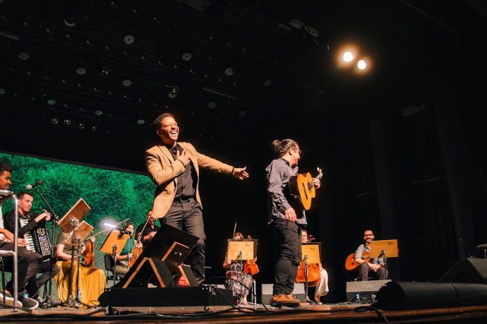 Tenor Jean William e violeiro Neymar Dias apresentam o show “Raízes Caipiras” em São Paulo