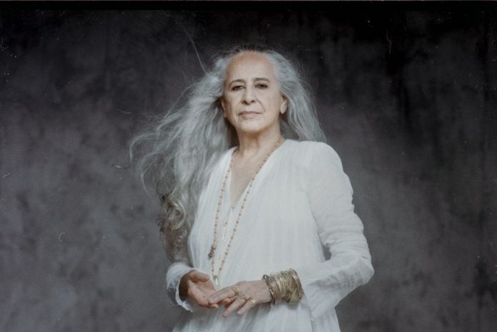 Maria Bethânia lança single com canção de Xande de Pilares e Paulo César Feital