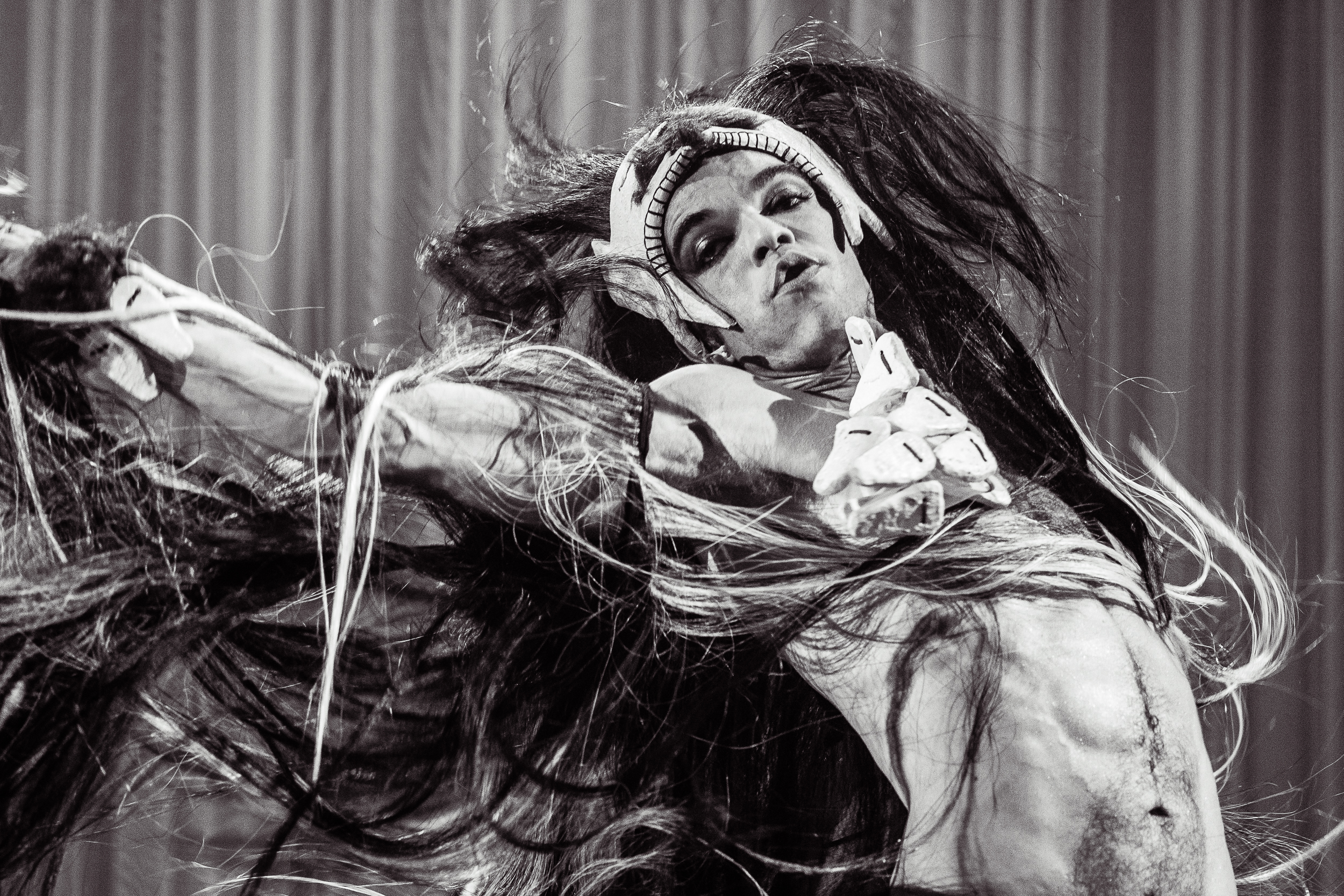 revistaprosaversoearte.com - Ney Matogrosso - Homem com H volta em cartaz no Teatro Porto