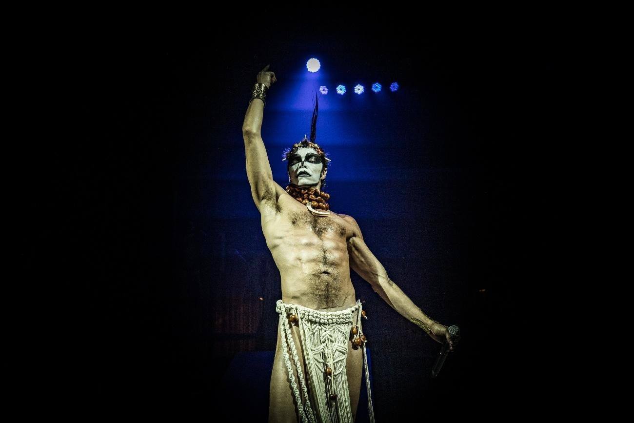 revistaprosaversoearte.com - Ney Matogrosso - Homem com H volta em cartaz no Teatro Porto