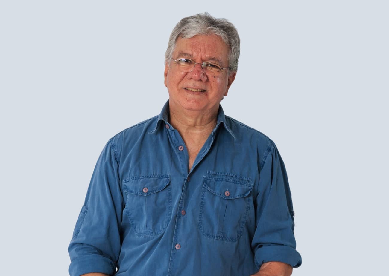 Abraçando a música, por Aquiles Rique Reis revistaprosaversoearte.com - Abraçando a música, por Aquiles Rique Reis