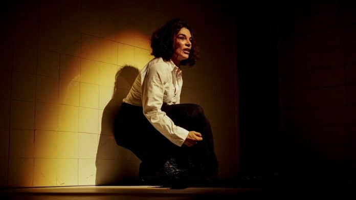 Gala Dalí, solo com Mara Carvalho, volta ao Teatro Sérgio Cardoso em curta temporada
