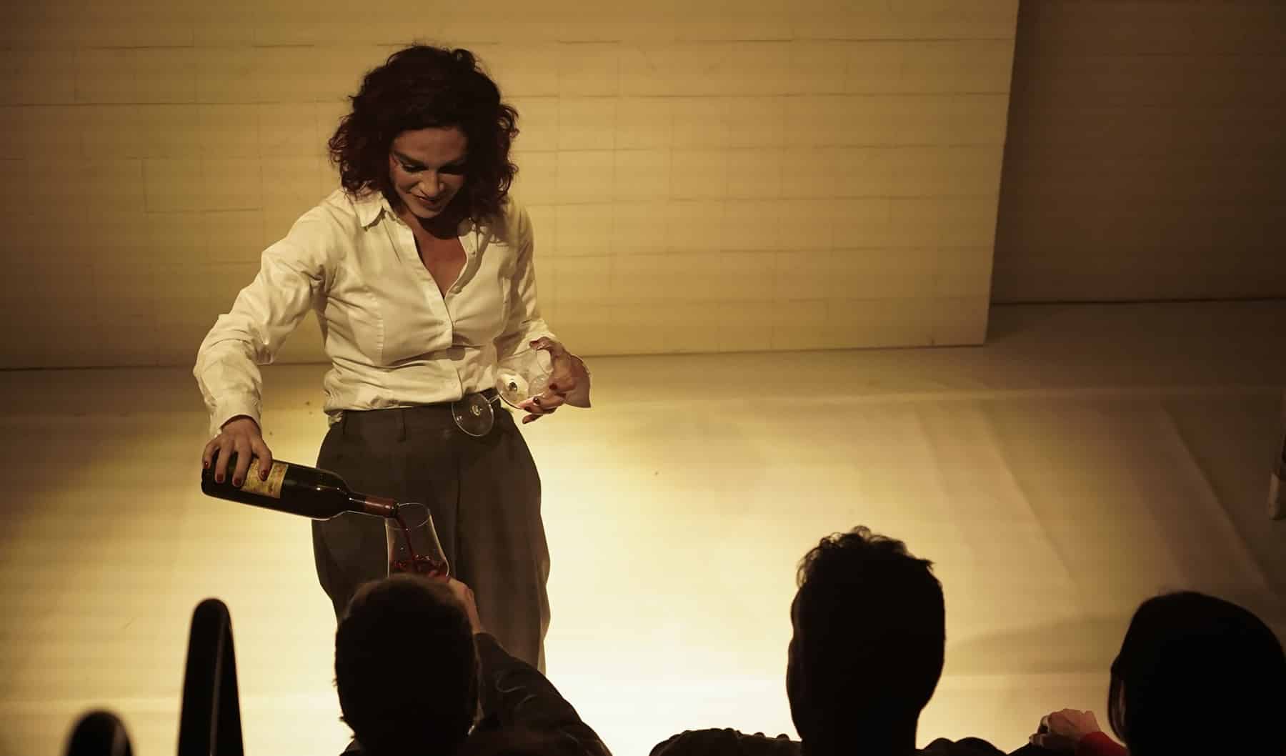 revistaprosaversoearte.com - Gala Dal&iacute;, solo com Mara Carvalho, volta ao Teatro S&eacute;rgio Cardoso em curta temporada