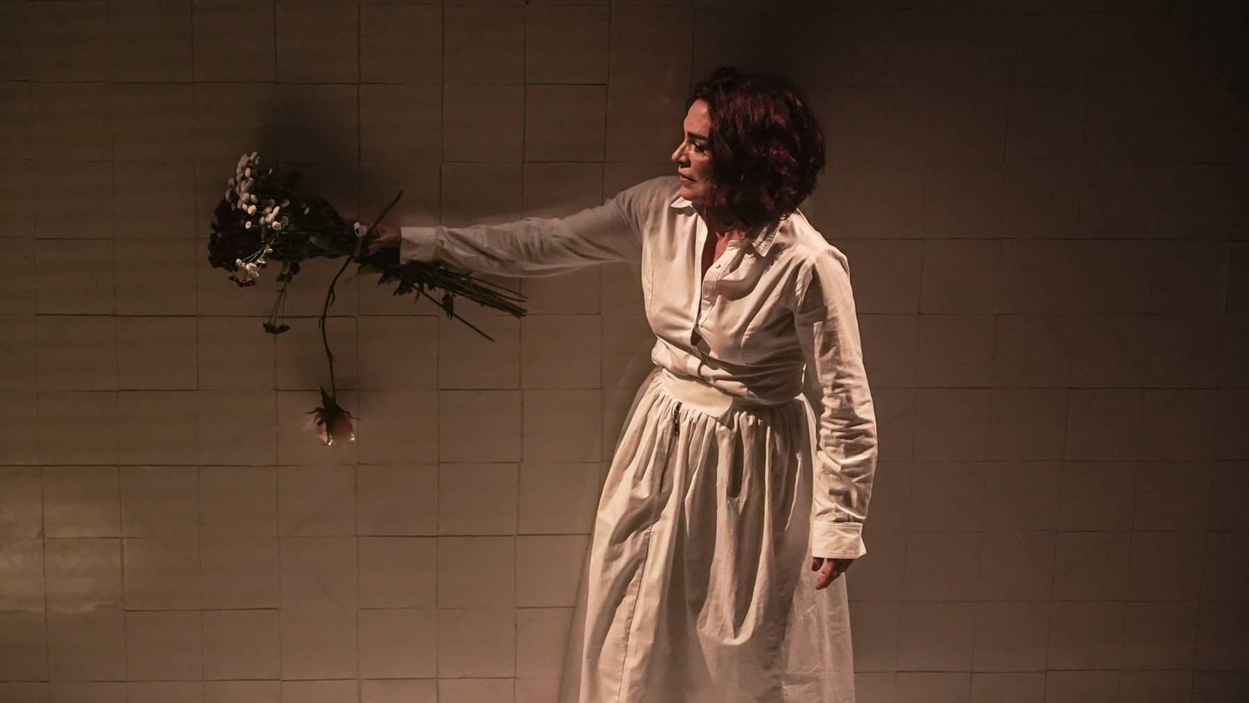revistaprosaversoearte.com - Gala Dal&iacute;, solo com Mara Carvalho, volta ao Teatro S&eacute;rgio Cardoso em curta temporada