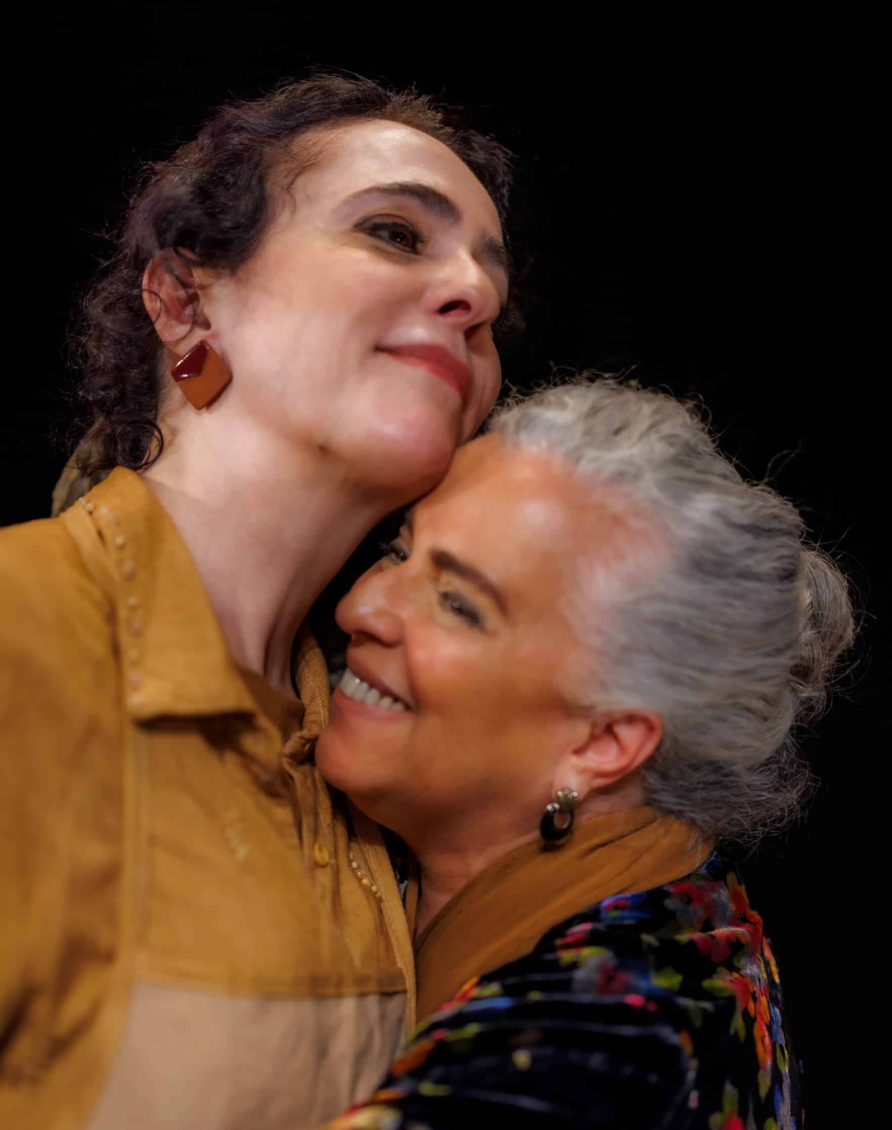 Guida Vianna e Silvia Buarque no espetáculo 'A Menina Escorrendo Dos Olhos da Mãe', em curta temporada na CAIXA Cultural revistaprosaversoearte.com - Guida Vianna e Silvia Buarque no espetáculo 'A Menina Escorrendo Dos Olhos da Mãe', em curta temporada na CAIXA Cultural