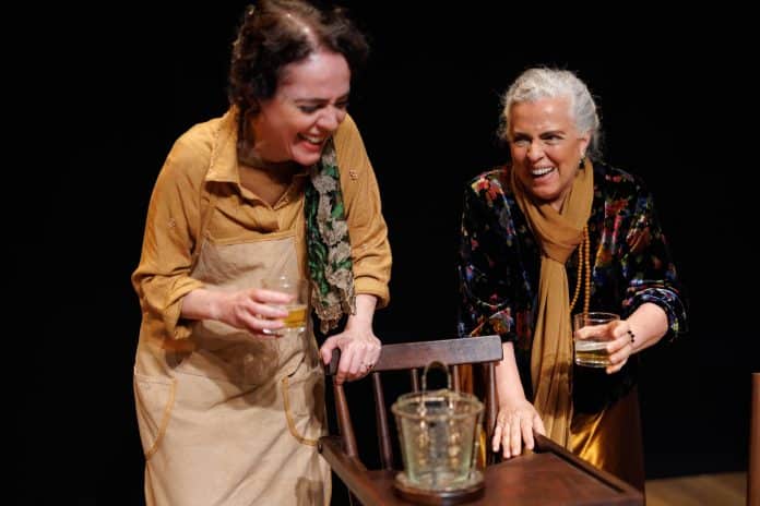 Guida Vianna e Silvia Buarque no espetáculo ‘A Menina Escorrendo Dos Olhos da Mãe’, em curta temporada na CAIXA Cultural