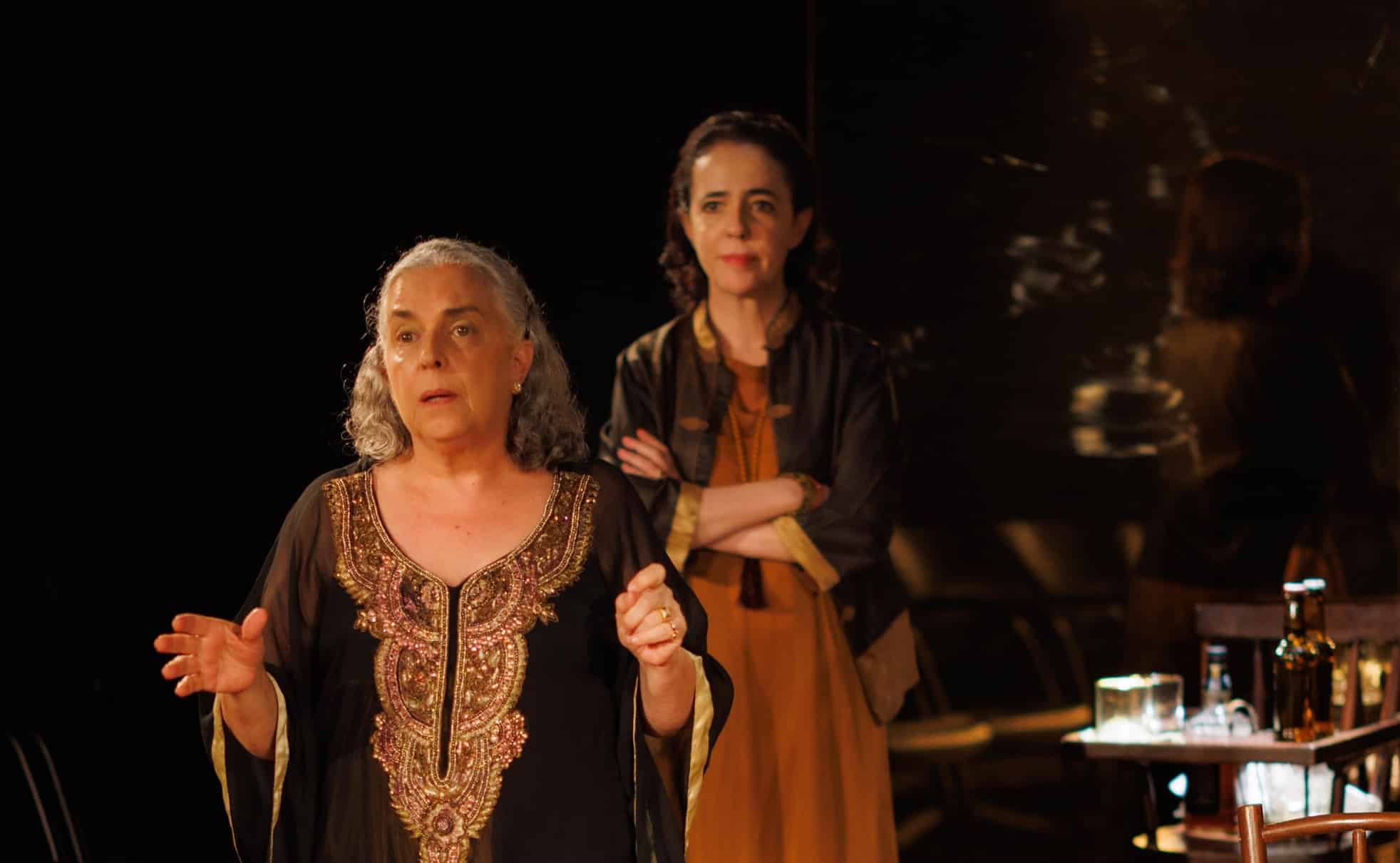 revistaprosaversoearte.com - Guida Vianna e Silvia Buarque no espet&aacute;culo 'A Menina Escorrendo Dos Olhos da M&atilde;e', em curta temporada na CAIXA Cultural