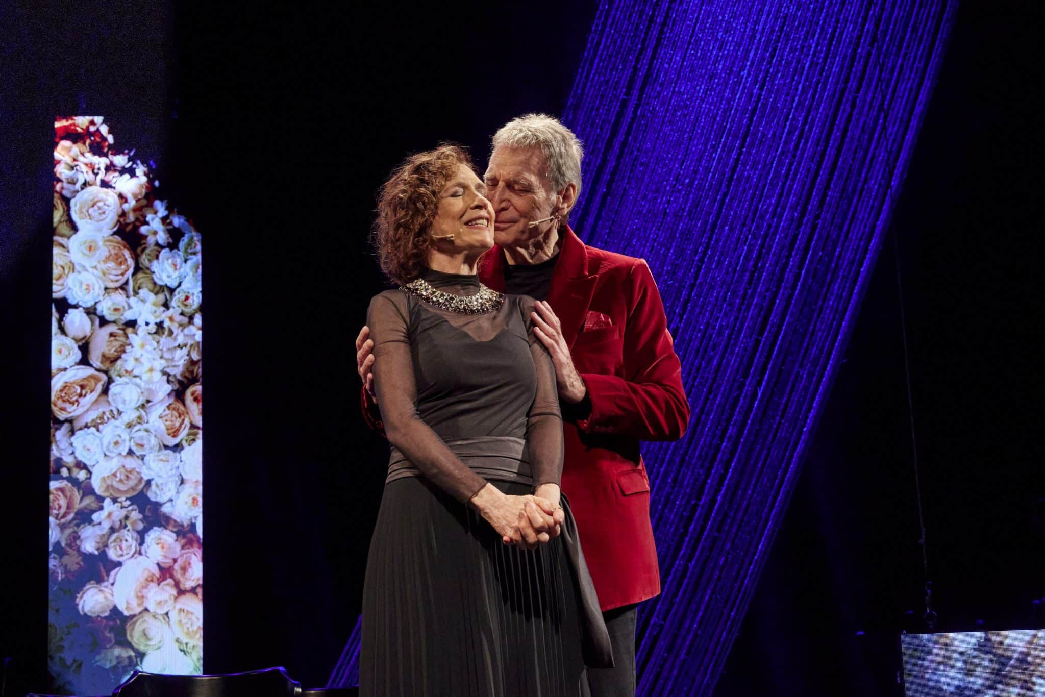 revistaprosaversoearte.com - Espet&aacute;culo 'A Sabedoria dos Pais' estreia temporada no Teatro Bradesco