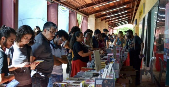 Março é mês de comprar livros com desconto mínimo de 40% na UFMG
