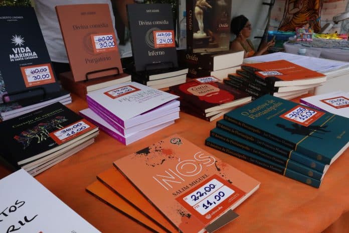 Editora da UFSC lança promoção de volta às aulas com descontos de até 80%