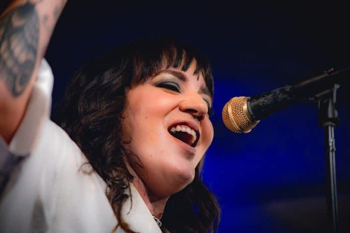 Linda Ramalho lança releitura de música da Pitty