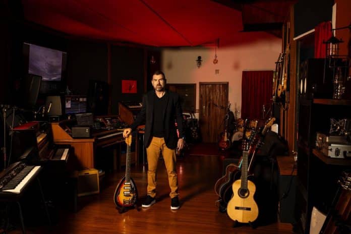 Plínio Profeta apresenta “Trilhas Sonoras Ao Vivo” no Manouche com participações de Sophie Charlotte, Ravel Andrade e Gi Fernandes