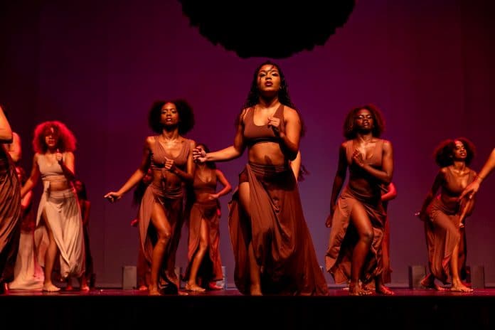Ballet Manguinhos homenageia Elza Soares na Central do Brasil
