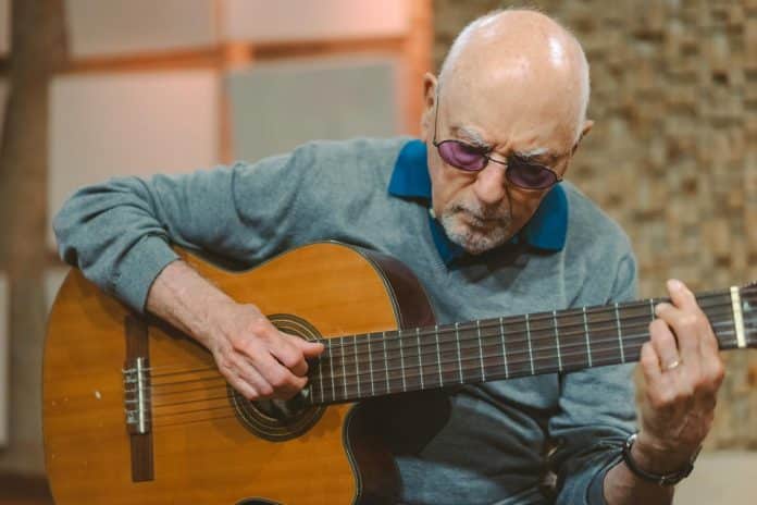 Dino Galvão Bueno lança álbum ‘Falando de Amigos’