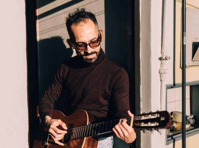 Brasileiro radicado em Portugal, Felipe Caneca lança ‘Contagem Regressiva’, antecipando álbum autoral
