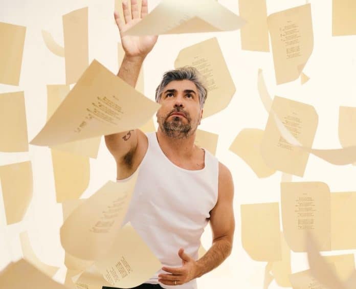 Fred Izak apresenta o show ‘Lírico’ no Teatro Brigitte Blair