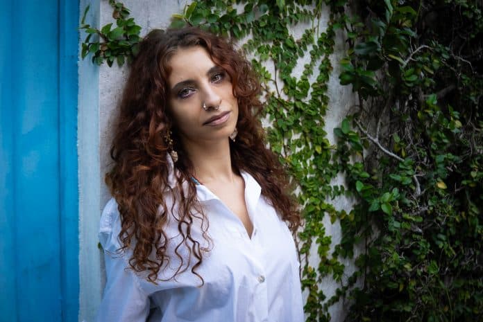 Julia Vargas lança álbum ‘D’Água’, com participação especial Zélia Duncan e Roberta Sá
