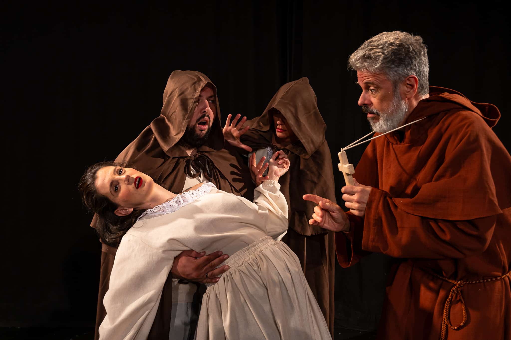 revistaprosaversoearte.com - Com&eacute;dia in&eacute;dita 'O Diabo com Tetas', de Dario Fo, estreia no Teatro Commune