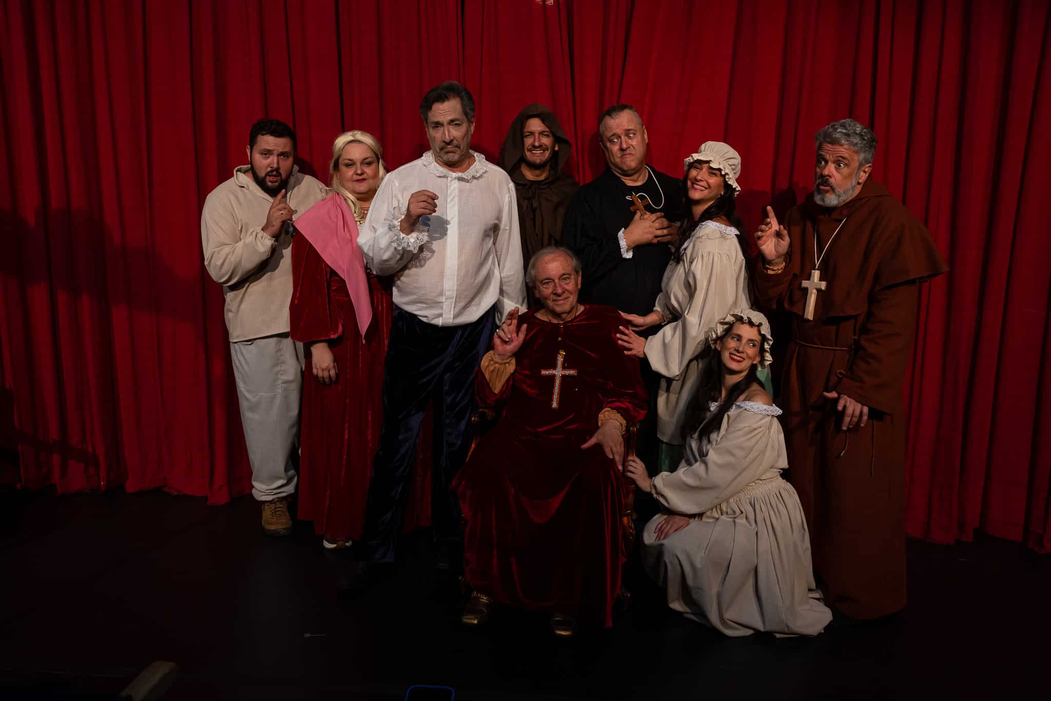 revistaprosaversoearte.com - Com&eacute;dia in&eacute;dita 'O Diabo com Tetas', de Dario Fo, estreia no Teatro Commune