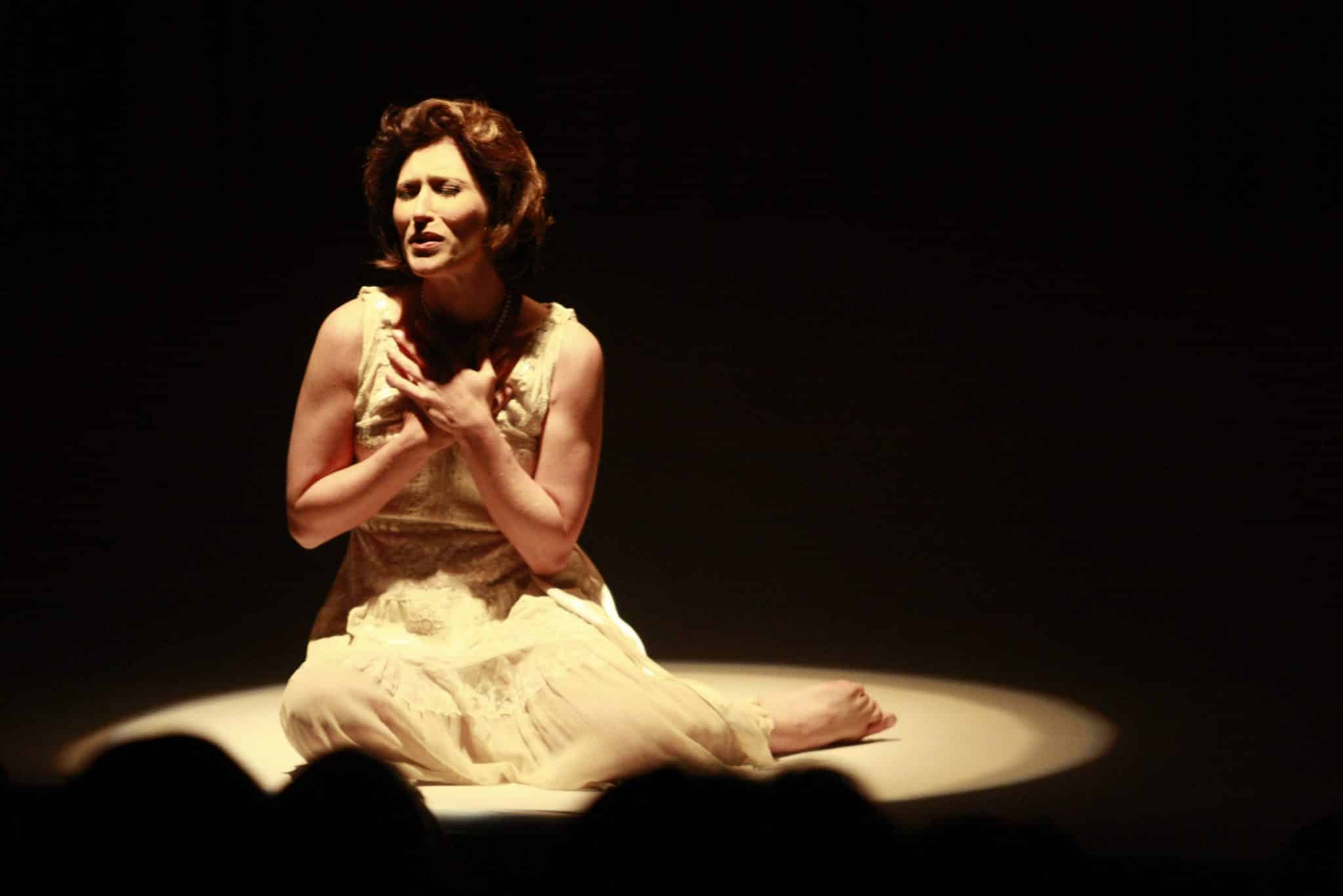Temporada prorrogada | Beth Goulart, em Simplesmente eu, Clarice Lispector, no Teatro Moise Safra revistaprosaversoearte.com - Temporada prorrogada | Beth Goulart, em Simplesmente eu, Clarice Lispector, no Teatro Moise Safra