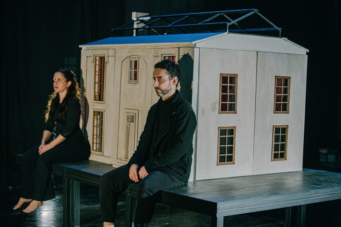 Carolina Pismel e Paulo Verlings encarnam Medeia e Jasão no Teatro Firjan SESI Centro