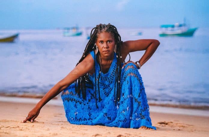 Ana Flauzina lança álbum ‘Rabiscos para o mar’