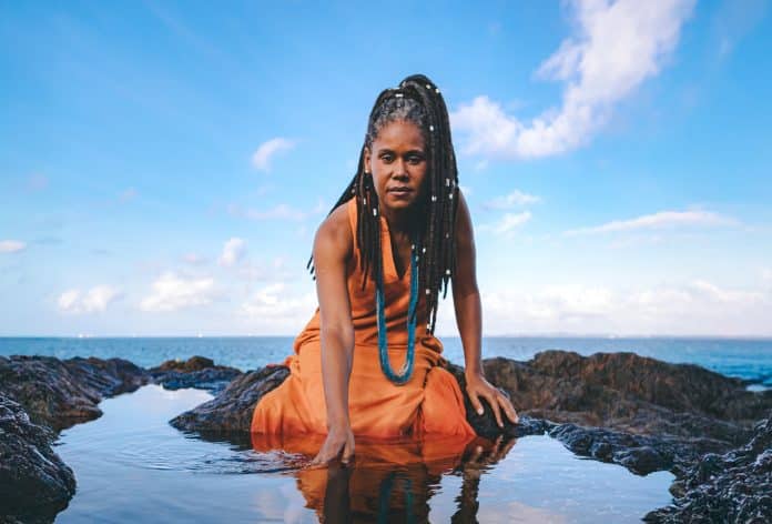 Single “Liberdade” anuncia o lançamento do álbum de estreia da cantautora Ana Flauzina