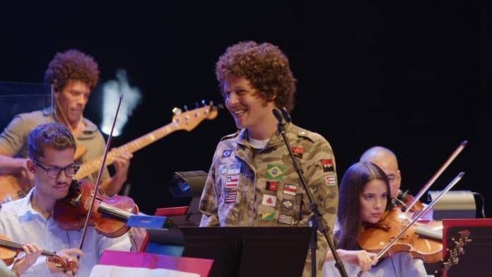 Chico Chico lança pela Deck o 1º Ato de EP gravado ao vivo com a Orquestra Sesiminas
