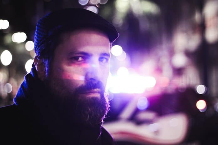 De baterista a voz autoral – Carlito Mazzoni lança seu primeiro álbum ‘Na Janela do Vazio’