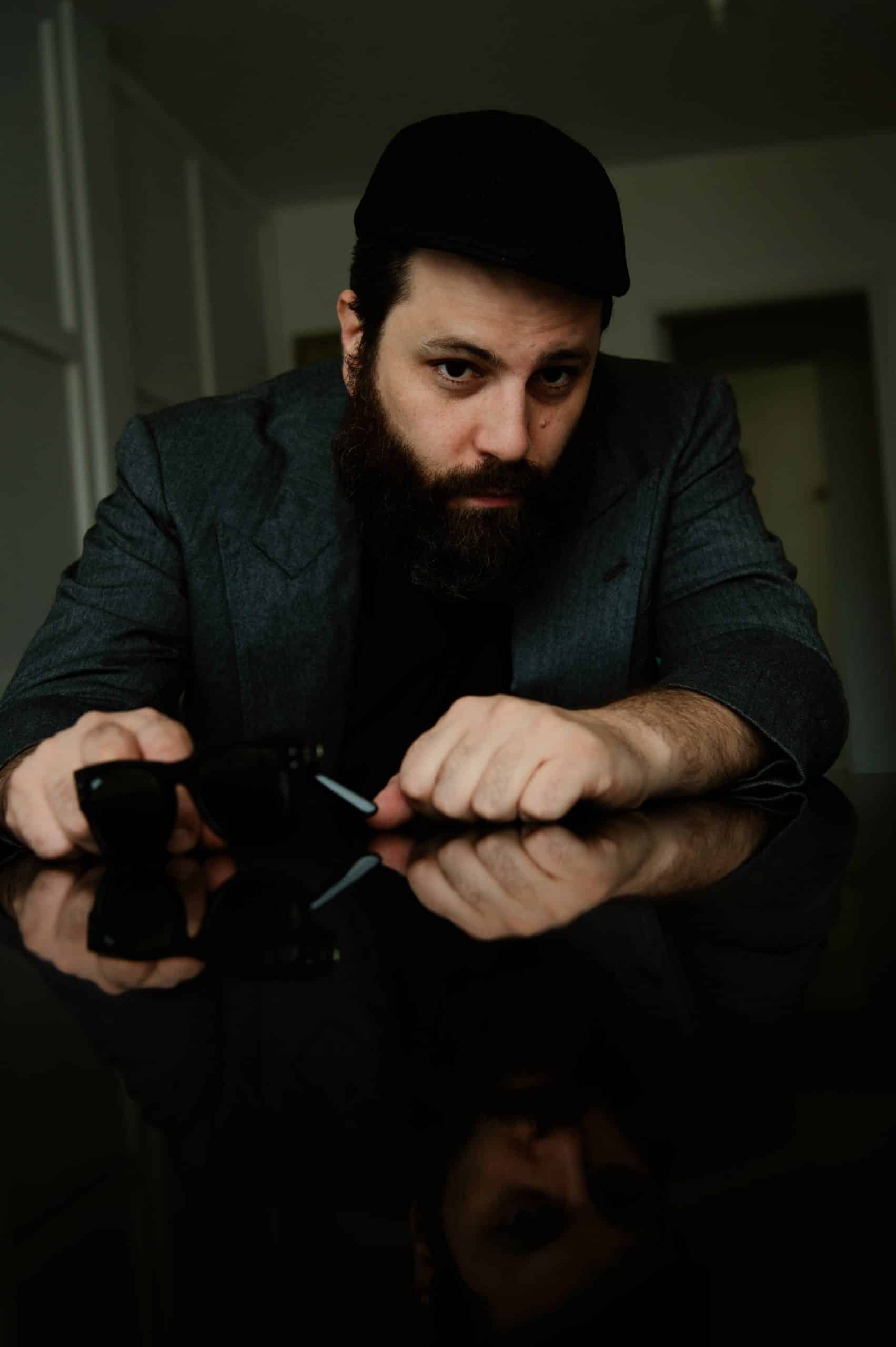 De baterista a voz autoral - Carlito Mazzoni lança seu primeiro álbum 'Na Janela do Vazio' revistaprosaversoearte.com - De baterista a voz autoral - Carlito Mazzoni lança seu primeiro álbum 'Na Janela do Vazio'