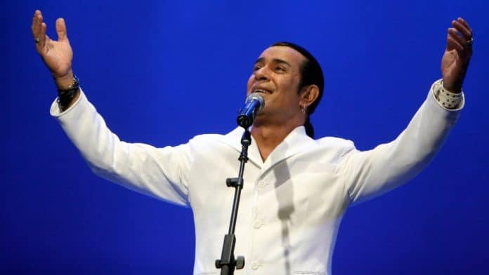 Elymar Santos celebra o Dia das Mães com show exclusivo no Espaço Hall