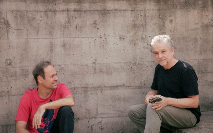 Mário Sève e Guilherme Wisnik lançam álbum ‘Capa Rosa’