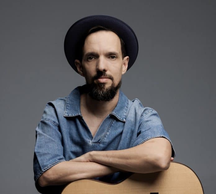 Gustavo Spínola lança EP ‘Do Acaso ao Cais – Vol. 2’