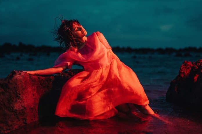 Juliana Linhares lança o seu segundo álbum ‘Até Cansar o Cansaço’