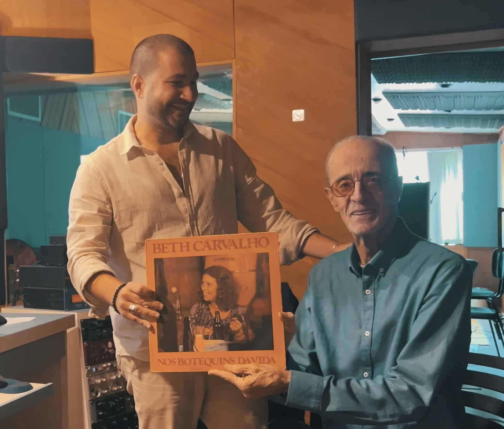 revistaprosaversoearte.com - Leo Russo lan&ccedil;a single e clipe 'Obrigado, Beth Carvalho'