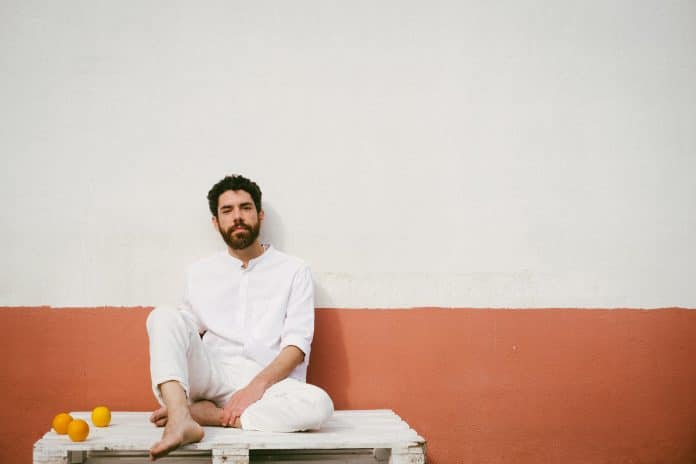 Luca Argel apresenta ‘O Homem Triste’ em show na Acaso Cultural