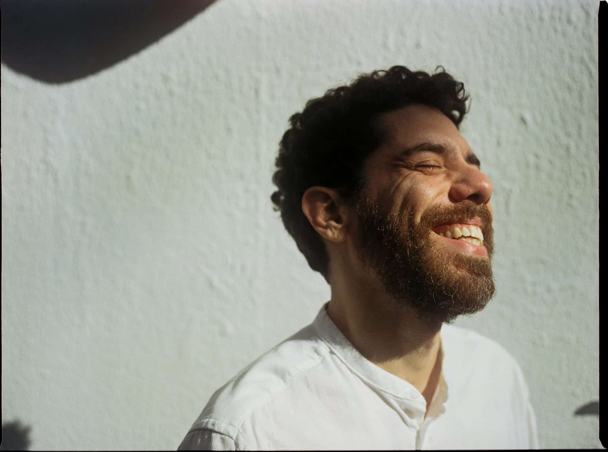 revistaprosaversoearte.com - Luca Argel apresenta 'O Homem Triste' em show na Acaso Cultural