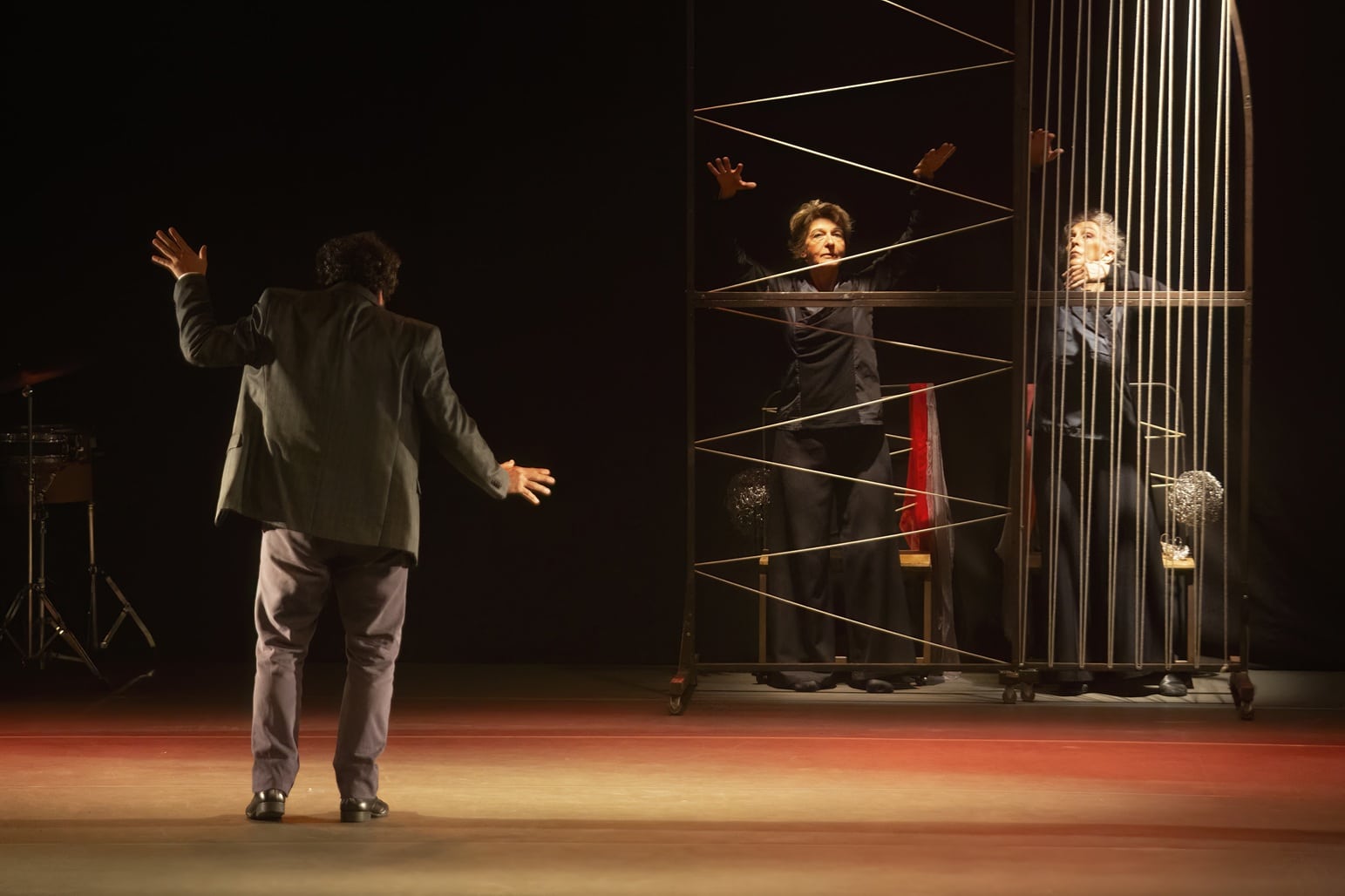 revistaprosaversoearte.com - Nova temporada | 'Na Anatomia Oca dos P&aacute;ssaros' revisita Santos Dumont em ensaio l&iacute;rico no Teatro Man&aacute;s